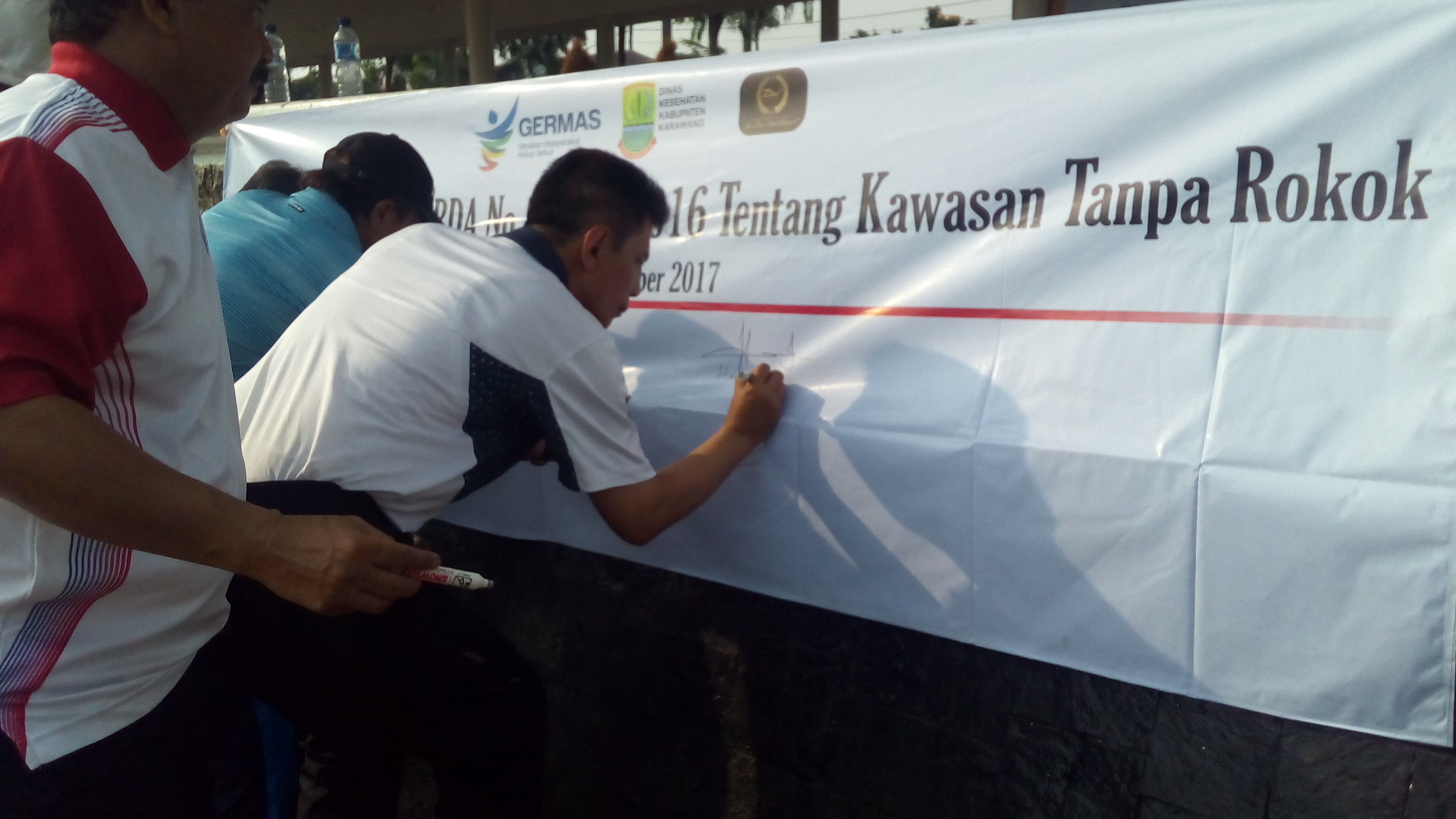 para pejabat Karawang tanda tangan kampanye kawasan tanpa rokok