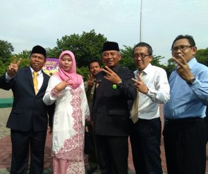 WaliKota Bekasi, Dr. Rahmat Effendi saat berfoto bersama dengan jajaran Direksi PDAM Tirta Patriot Kota Bekasi