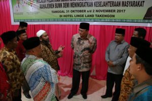 Bupati Aceh Tengah, Nasaruddin saa berbincang dengan pengelola BUMK