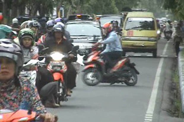 Takut kena razia pengendara motor balik arah