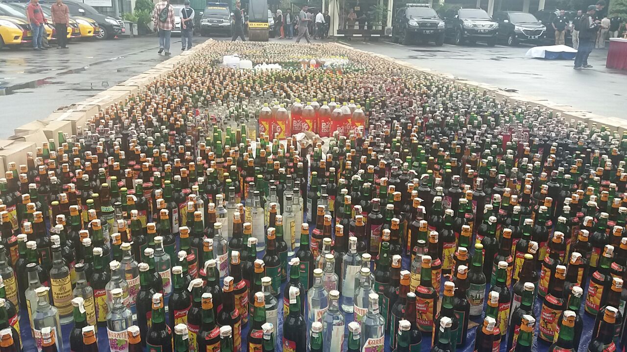 Kapolrestro Kota Bekasi Minta Anggotanya Serius Perangi Narkoba dan Sejenisnya Ratusan Botol Miras yang siap untuk dimusnahkan