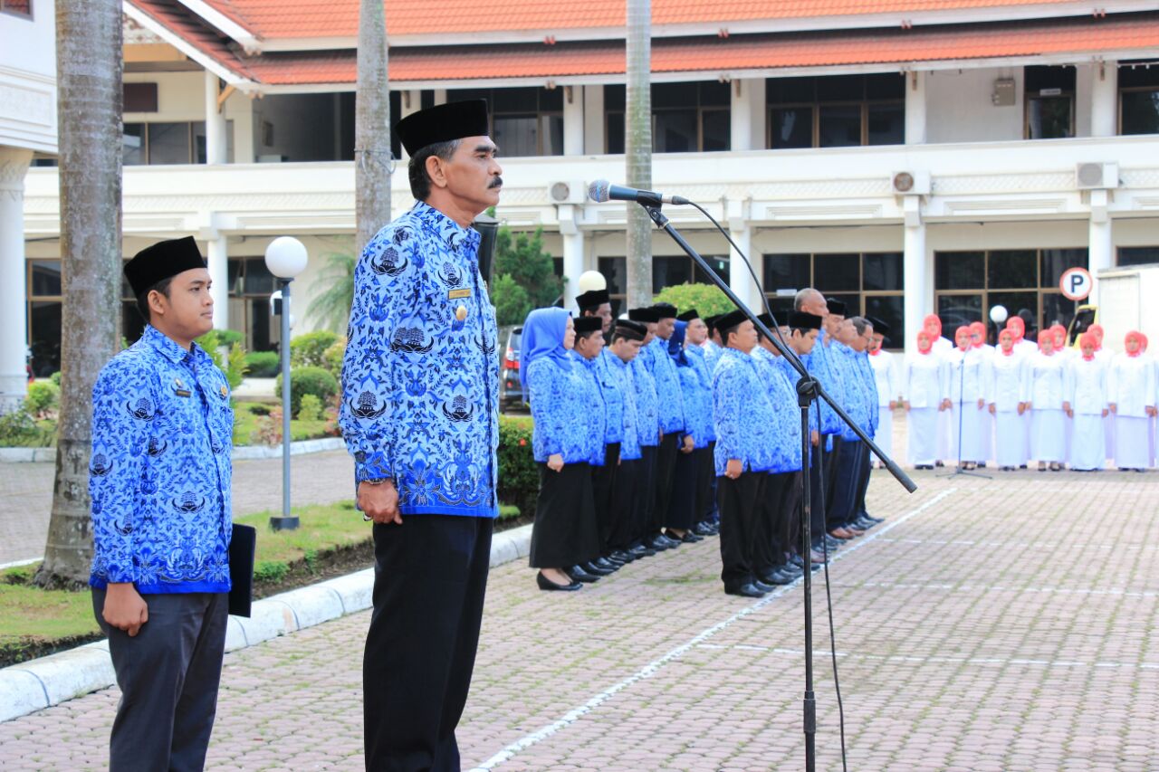 Bupati Aceh Utara, H.Muhammad Thaib bertindak sebaga inspektur upacara peringatan Hari Ibu ke-89