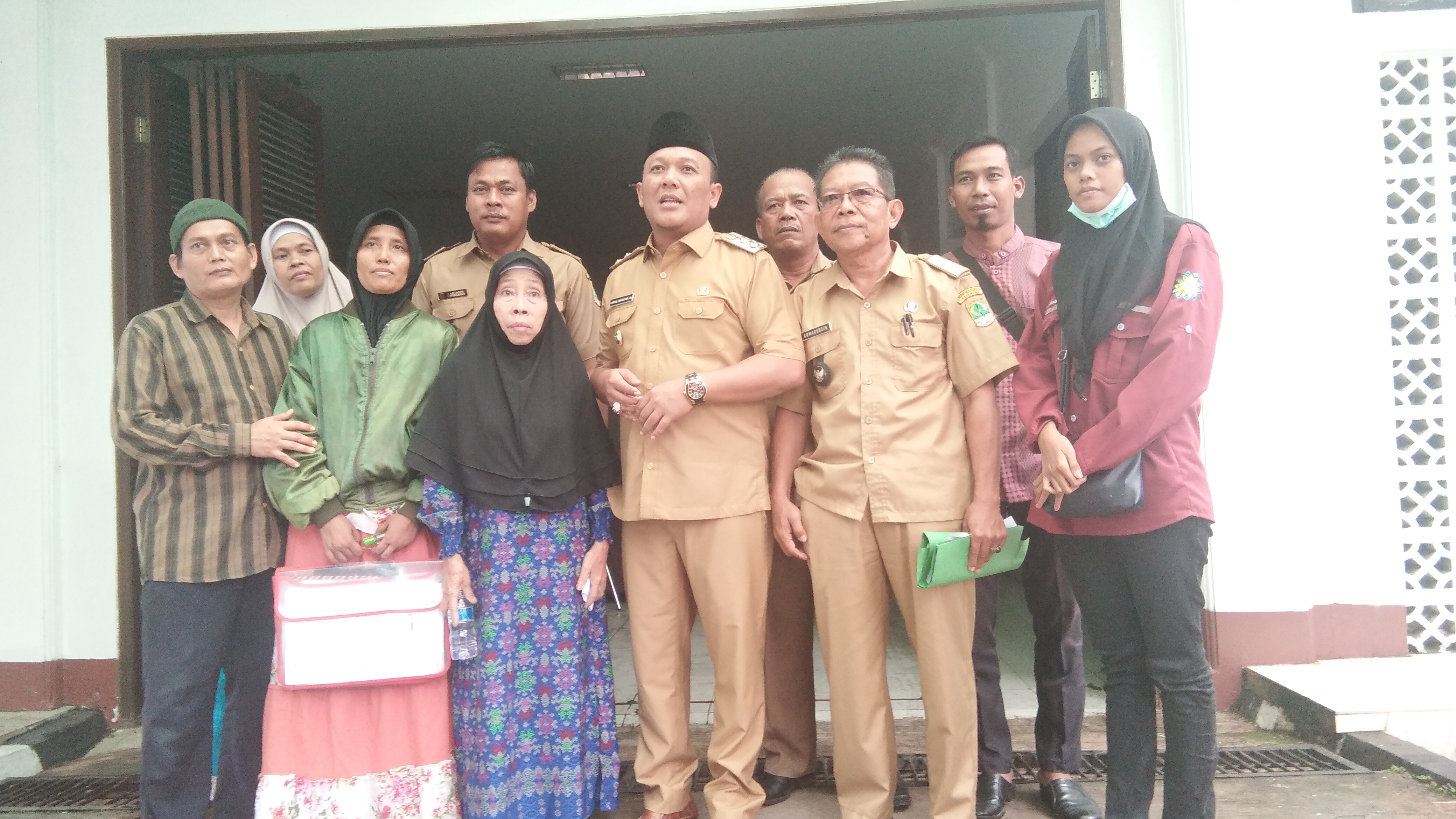 Rumah Roboh Wabup Karawang Bantu Mak Encar