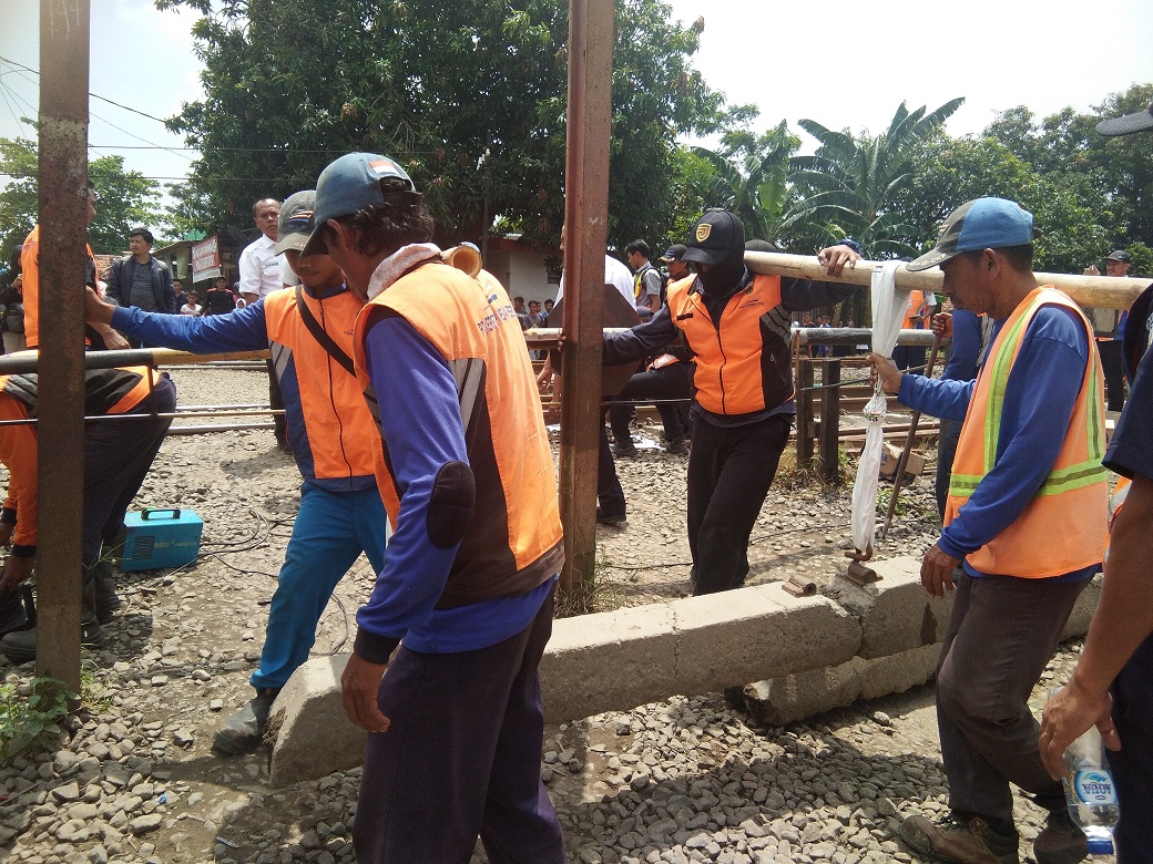 Diduga Tak Berizin Pintu  Perlintasan Kereta Api Gang  