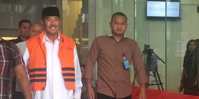 Tetap Tersenyum, Bupati Bandung Barat Ditahan KPK - Spirit News