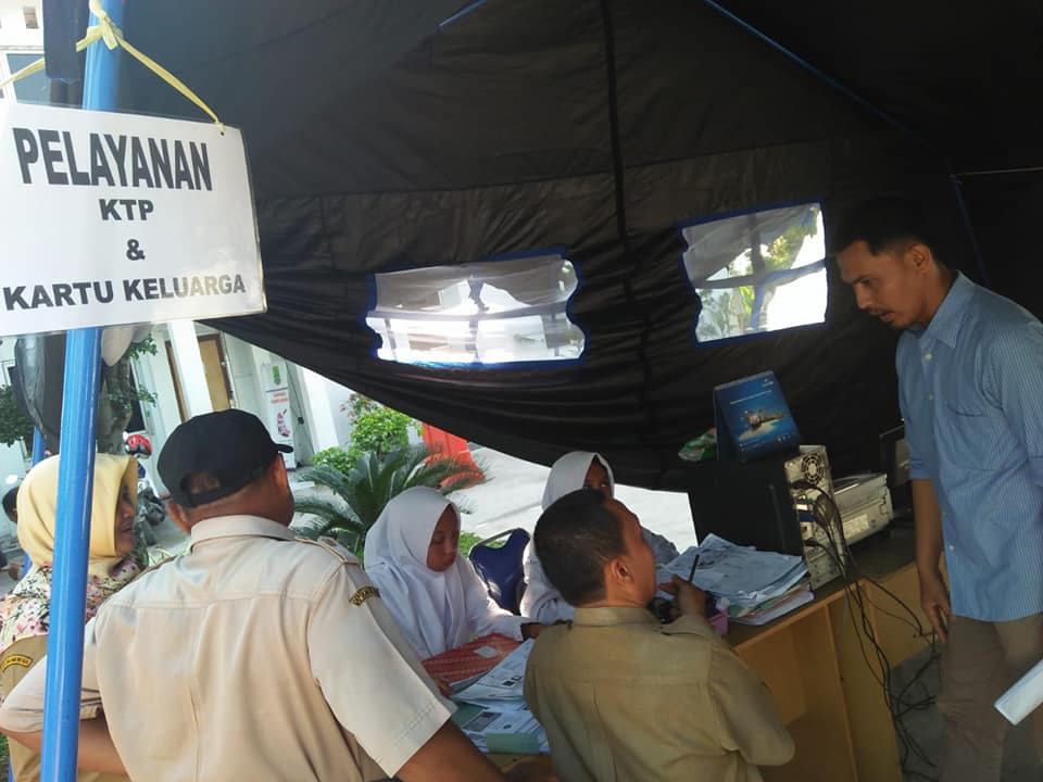 Demi Pemilu 2019, Pelayanan Warga Dilakukan di Halaman Kantor Kecamatan spiritnews.co.id
