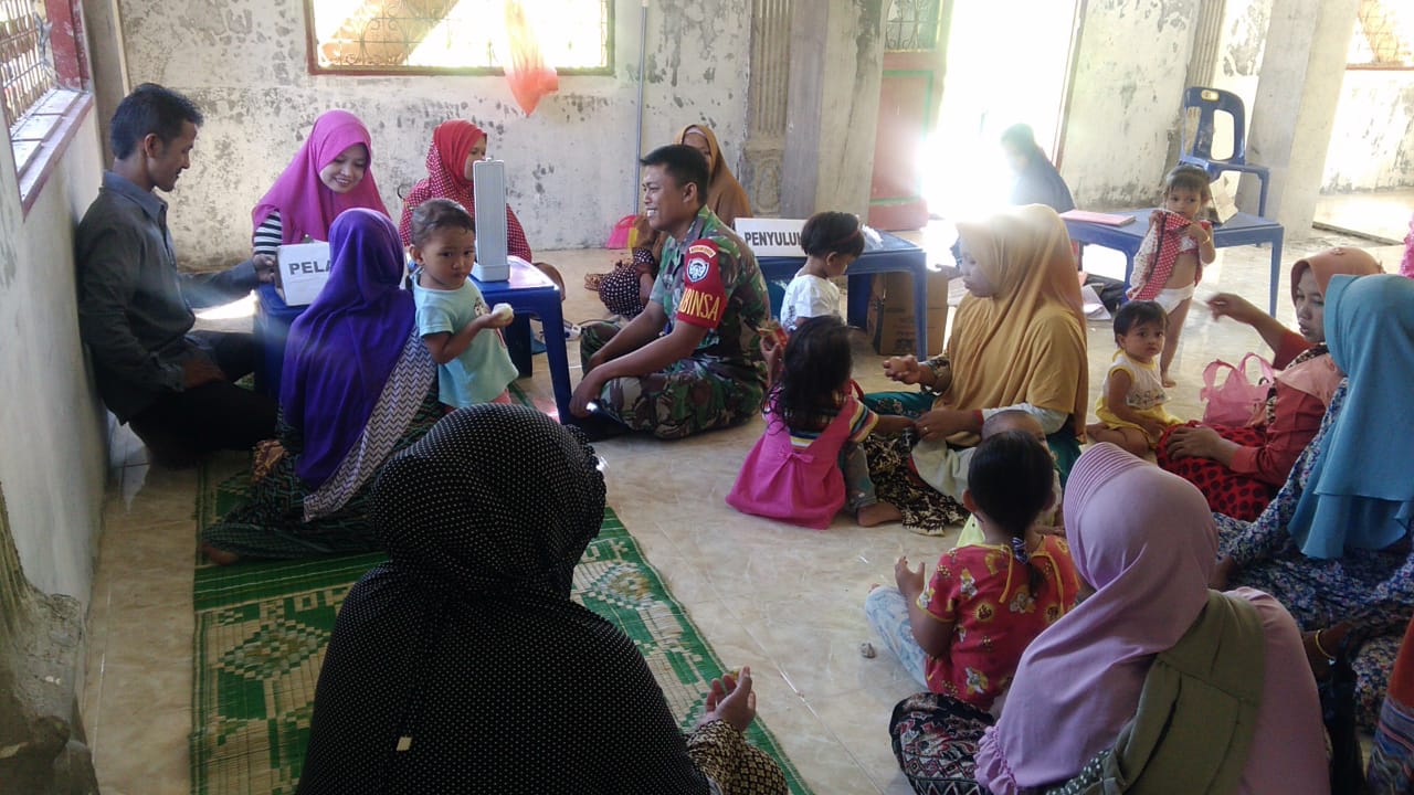 Wujudkan Balita Sehat, Babinsa Ramil 06 Bantu Pelayanan Posyandu spiritnews.co.id