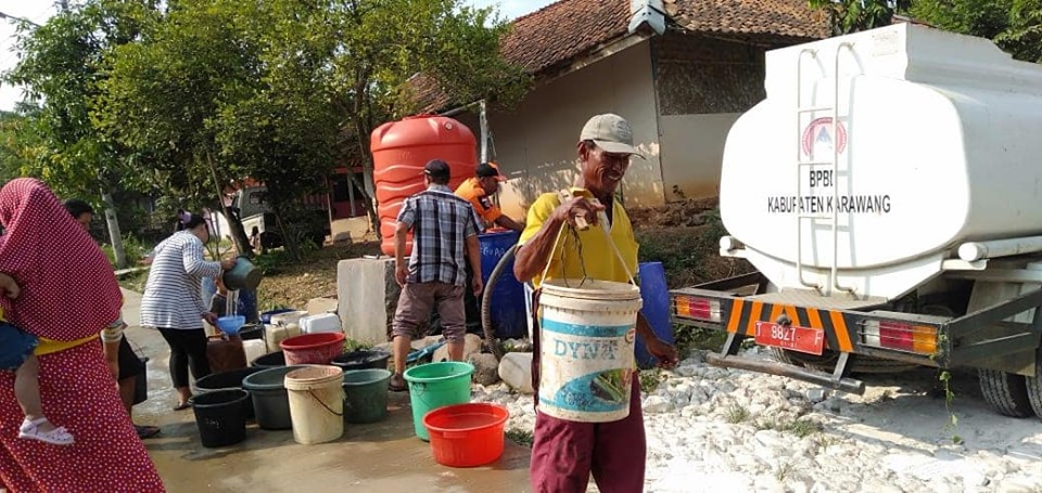 Warga Desa Jatilaksana Dapat Bantuan Air Bersih dari BPBD Karawang spiritnews.co.id