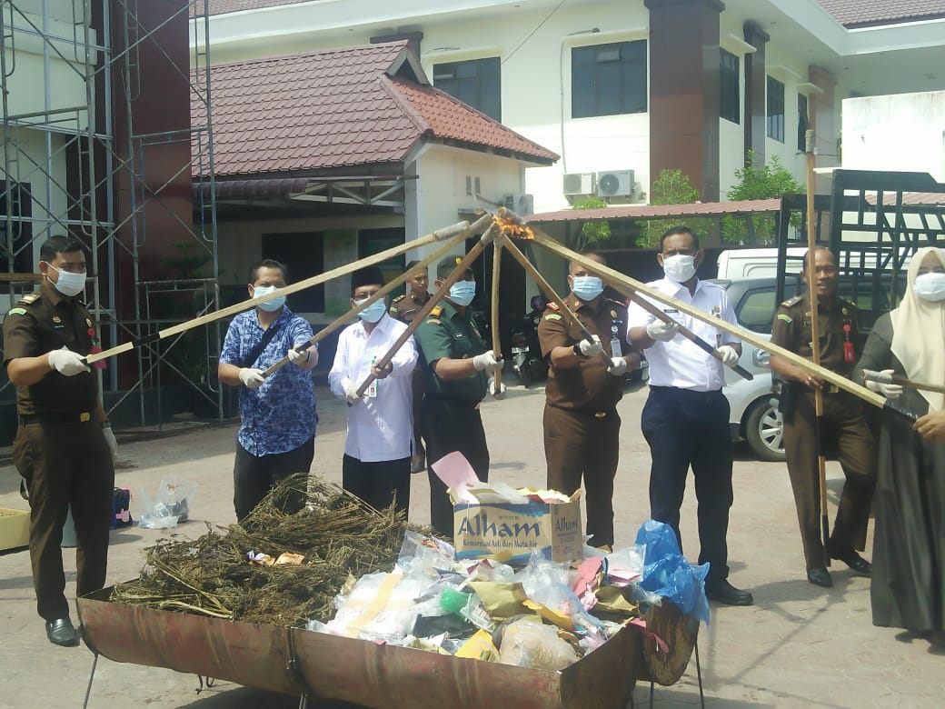 Hari Bhakti Adhyaksa ke - 59 Kejari Aceh Timur Diwarnai Pemusnahan Barang Bukti spiritnews.co.id