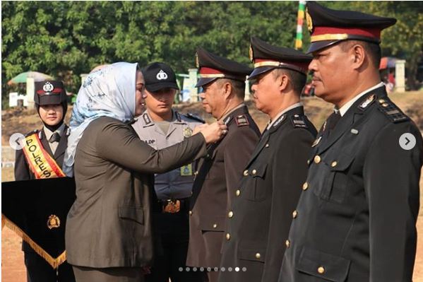 Upacara Peringatan HUT Bhayangkara ke-73 di Karawang Diwarnai Penyematan Satya Lencana Pengabdian spiritnews.co.id