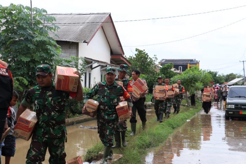 Polres Karawang  Bantu Korban Banjir Karangligar Spirit News