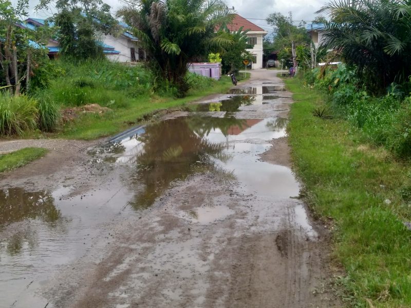 Warga Candika Keluhkan Jalan Selalu Tergenang Air spiritnews.co.id