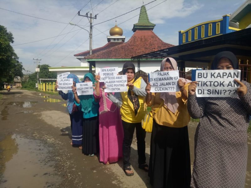 Ibu - ibu di Karawang Protes Jalan Rusak Lewat Video Tik-Tok spiritnews.co.id