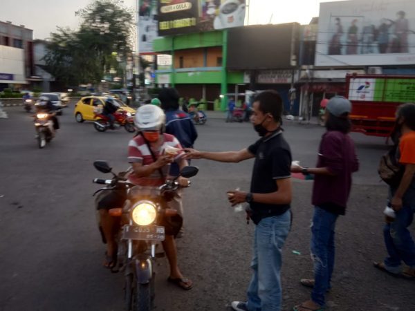 IJTI Karawang Berbagi Takjil ke Pengguna Jalan spiritnews.co.id