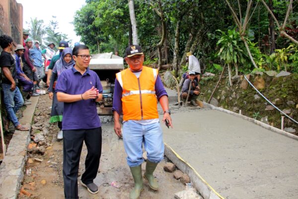Kang Akur Apresiasi Kekompakan Warga Ponggang Membangun Jalan hingga ke Desa Kiarapedes