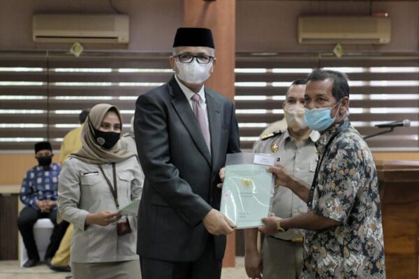 Gubernur Serahkan Sertifikat Tanah untuk Masyarakat