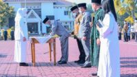 Sikap Tak Terpuji, Sekda Karawang Pegang Pantat Seorang Pejabat Saat Penandatanganan Berita Acara