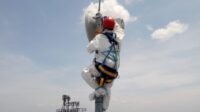 Seorang pekerja sedang memperbaiki peralatan telekomunikasi di sebuah rumah sakit di Semarang, Jawa Tengah (2) Teknologi Mutakhir Huawei Wujudkan Sistem Keselamatan Kerja Nihil Kecelakaan