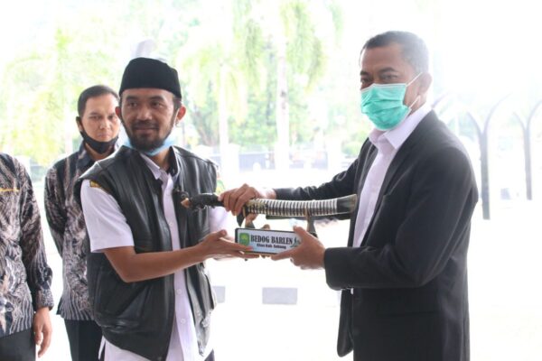 Menambah Koleksi Museum Subang, Bupati Ruhimat Terima Golok Barlen Sepanjang 13 Meter