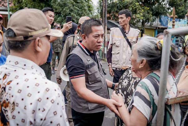 Bersama IGK, Wakil Bupati Karawang Salurkan Bantuan untuk Korban Banjir