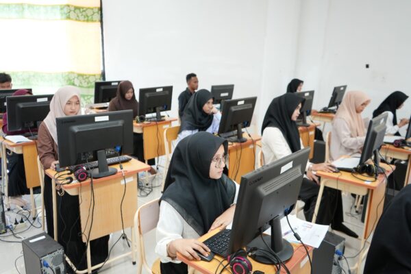 UM-PTKIN 2025 Dimulai, Rektor UIN Sultanah Nahrasiyah Pantau Pelaksanaan Ujian Berbasis Komputer
