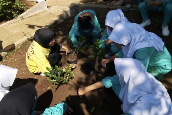 Dukung Kemerdekaan untuk Lingkungan, Driver Maxim di Jawa Barat Tanam Pohon dan Bersih-bersih Taman Kota