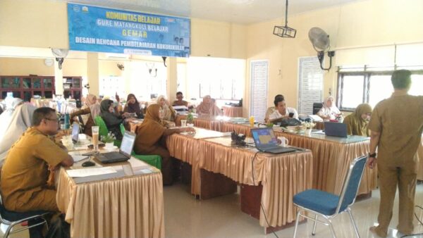 SMAN 1 Matangkulib Latih Guru Desain RPK Digital