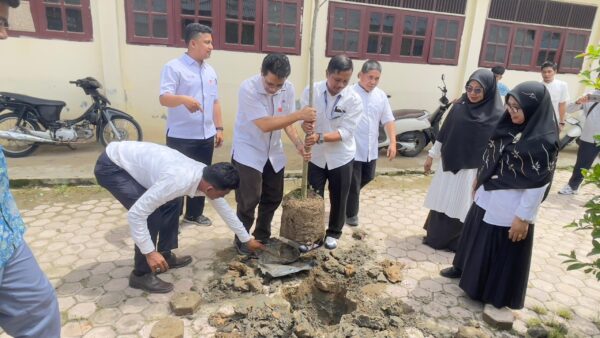 Hardikda 2025: PGE Tanam Pohon Produktif di SMAN 1 Matangkuli