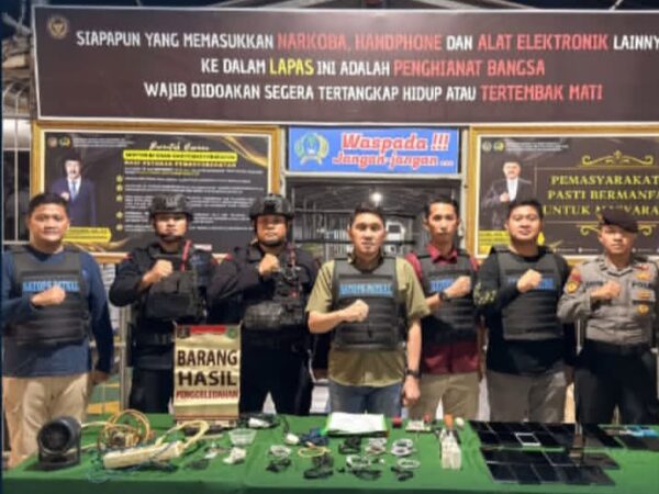 Operasi Malam di Lapas Karawang, Petugas Sita Puluhan HP Warga Binaan