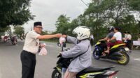Moment Ramadhan, Lapas Kelas IIA Karawang Bagikan Takjil ke Pengendara