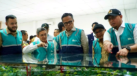 Perkuat Sinergi Pembangunan Infrastruktur, Kepala BP BUMN dan Komisi VI DPR RI Tinjau Flyover Panorama I Sitinjau LauikKota Padang, spiritnews.co.id - Kepala Badan Pengaturan BUMN, Dony Oskaria, bersama Wakil Ketua Komisi VI DPR RI, Andre Rosiade, Wali Kota Padang, Fadly Amran, Direktur Utama PT Hutama Karya (Persero), Koentjoro, serta Wakil Direktur Utama PT Hutama Karya (Persero), Sugeng Rochadi, meninjau langsung progres pembangunan Proyek Kerja Sama Pemerintah dengan Badan Usaha (KPBU) Flyover Panorama I (Sitinjau Lauik I) di Sumatra Barat, Selasa (27/10/2026).
